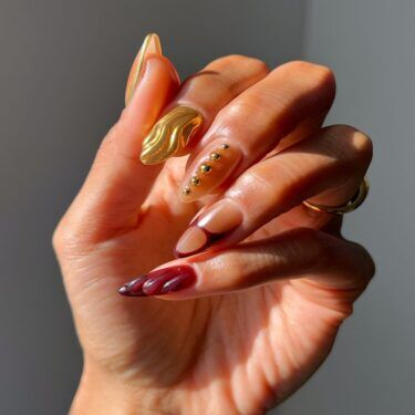 Manicure with mixed 3D designs