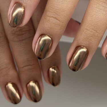 gold chrome manicure, aka Moscow Mule nails