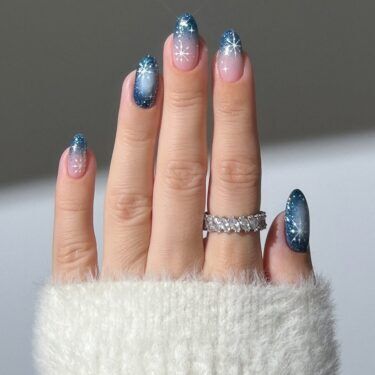 10 Snowflake Nails to Take Your Winter Manicure to the Subsequent Stage – Beauty