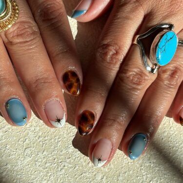 short manicure with tortoiseshell print and French tips