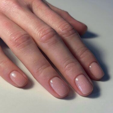 Short nails with nude polish