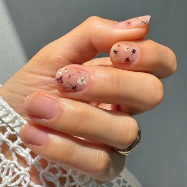 short nails with decorative flowers