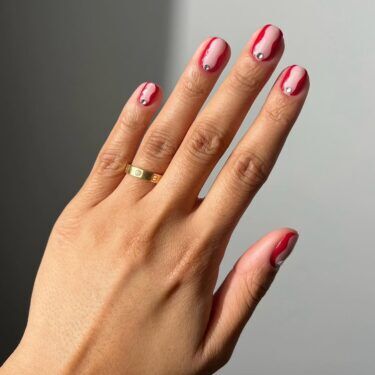 Short nails with hourglass nail design