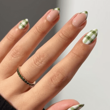 checkered nails by IG: @samrosenails