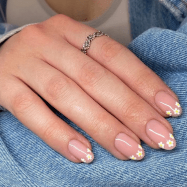 daisy nails by @ellielouisenails