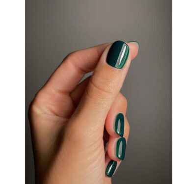 Emerald Nails Are the Regal Manicure Pattern to Put on This Spring