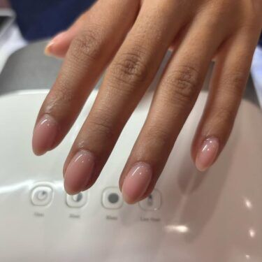 Short round nails with a natural-looking manicure