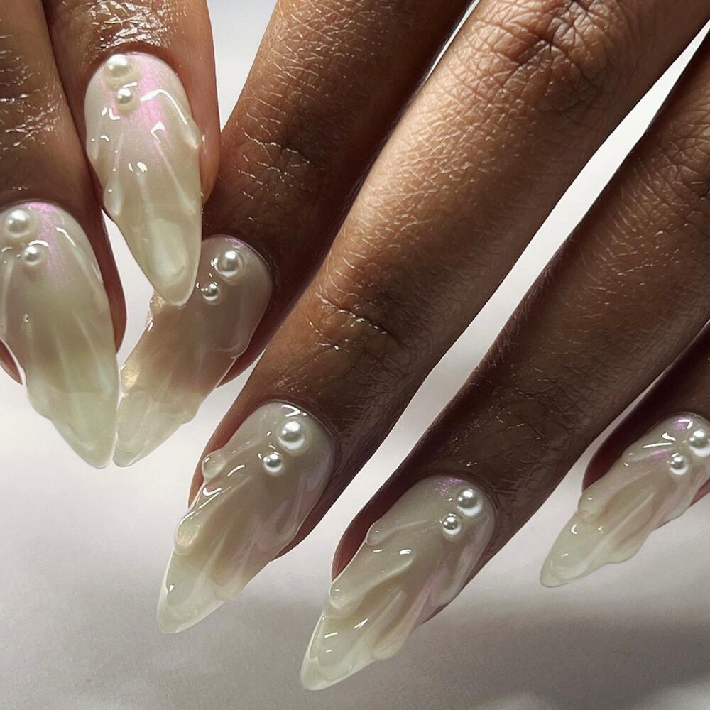 Short Stiletto Nails That Shine