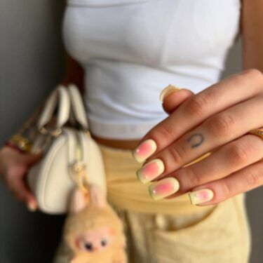 Yellow aura nails