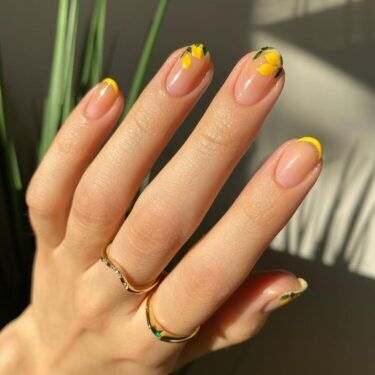 Short nails with lemon nail art