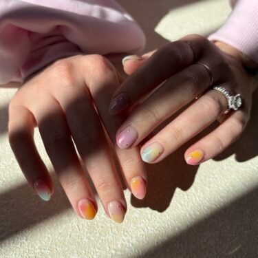 Short nails with pastel-colored ombre design