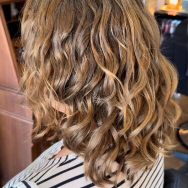 lóbulo con cabello ondulado
