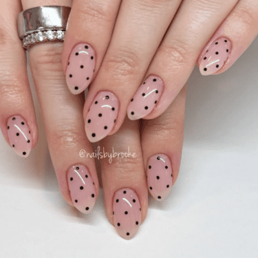 nude nails by IG: @nailsybrooke_
