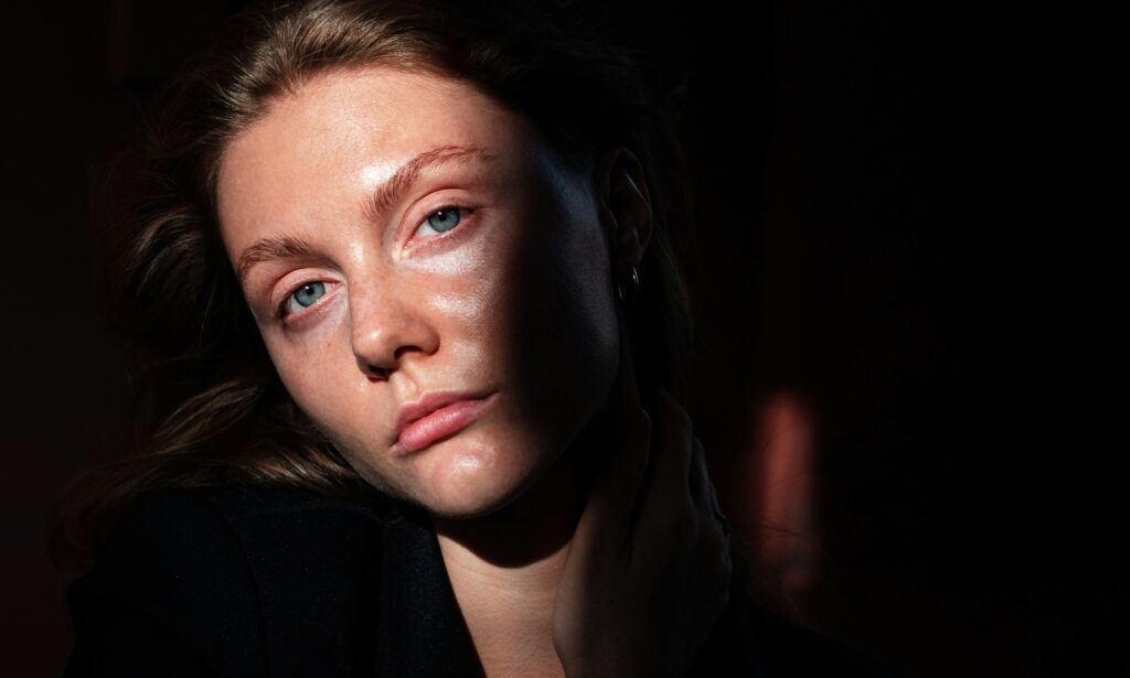 Sombras de retrato de mujer cubriéndose parcialmente su rostro