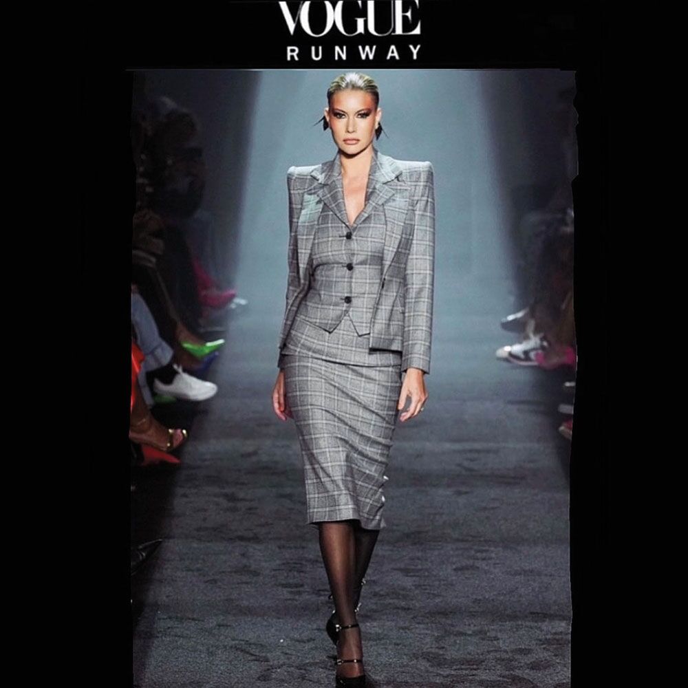 Susan Holmes McKagan en la pista de NYFW para Sergio Hudson