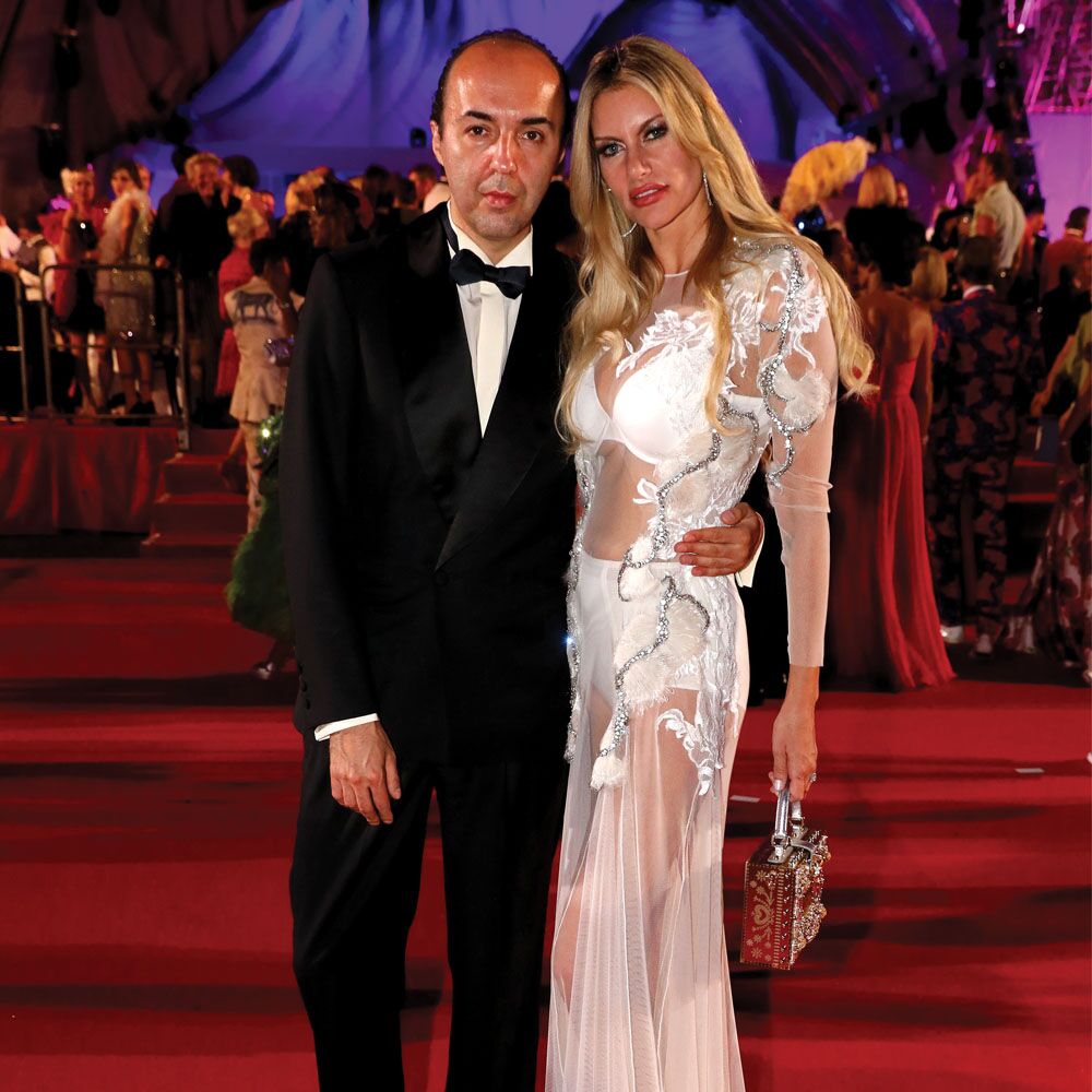 Francesco Scognamiglio y Susan Holmes McKagan llegan al Life Ball 2017 en el Ayuntamiento el 10 de junio de 2017 en Viena, Austria.