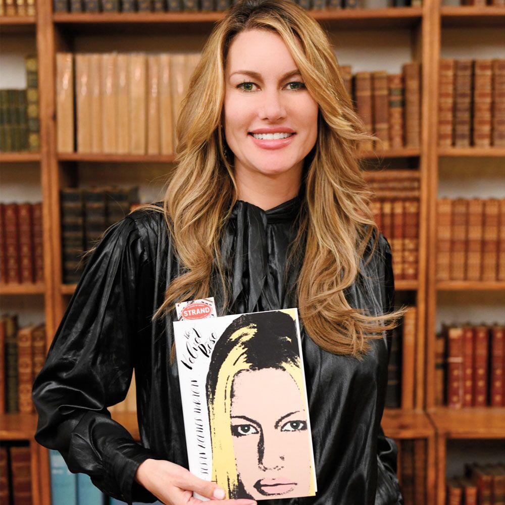 Susan Holmes McKagan asiste a Susan Holmes McKagan en el lanzamiento de su nueva novela en The Strand con Miss J Alexander el 16 de abril de 2019 en la ciudad de Nueva York.