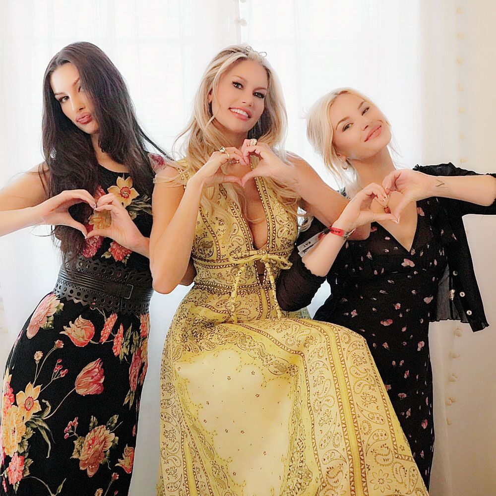 Susan Holmes McKagan y sus hijas