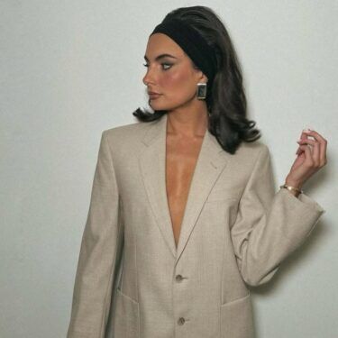 Medium length hairstyle with wide headband