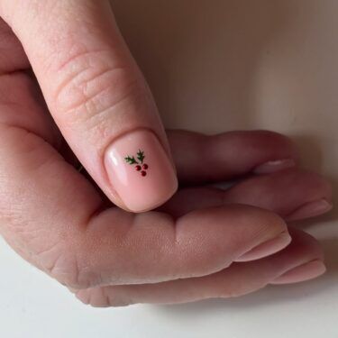Short thumbnail with holly nail art