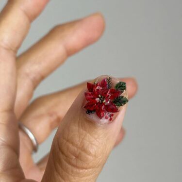 Short nail with flower nail art