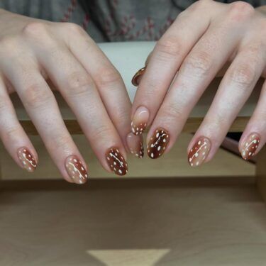 Glossy deer print nails